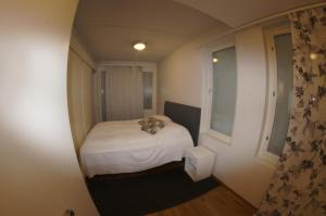 托尔尼奥Sarastus的一间小卧室,配有床和窗户