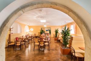 维也纳JUFA Hotel Wien City的餐厅内带桌椅的拱形走廊