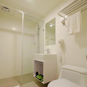 台北璞涟商务旅馆台北车站馆的浴室配有卫生间、盥洗盆和淋浴。