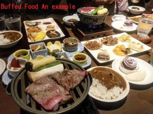 水上町宝川温泉汪泉阁的一张桌子上放着一大堆食物