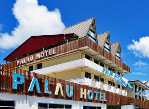 科罗尔帛琉酒店的上面有标志的酒店