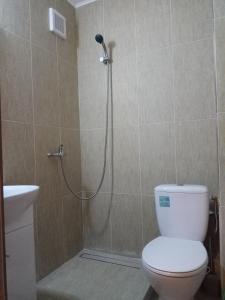 康斯坦察Apartament Rema的带淋浴、卫生间和盥洗盆的浴室