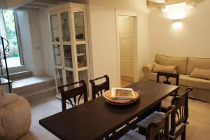 马里斯通Holiday home Villa Vanya的客厅配有桌椅和沙发