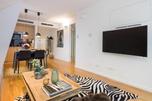 维也纳Rafael Kaiser - Premium Apartments City Centre - Contactless 24h Check-In的客厅配有电视和斑马地毯