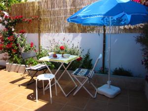 圣特奥托纽Casa Alentejana的庭院里配有桌椅和遮阳伞