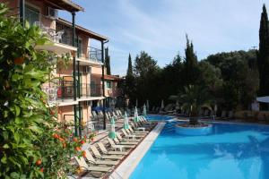 卡西奥皮菲利普斯酒店的度假村的游泳池,带躺椅和树木