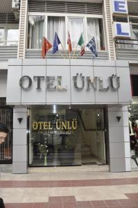 艾登Hotel Ünlü的建筑前有标志的商店