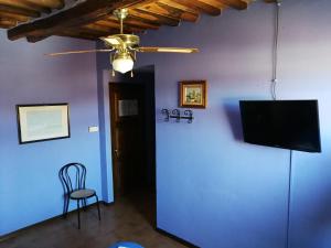 弗纳茨迪巴戈Al 182的客厅配有吊扇和椅子