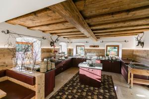 施特罗布尔斯特伦布勒霍夫酒店的大型厨房设有木制天花板和木制柜台。