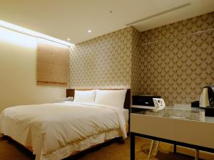 台北璞涟商务旅馆台北车站馆的一间酒店客房,配有一张床和一部电话