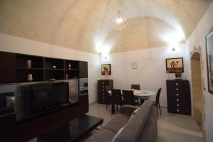塔兰托Suite del Borgo的客厅配有沙发和桌子