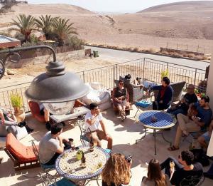 阿拉德耶赫里姆精品酒店的一群人坐在庭院里