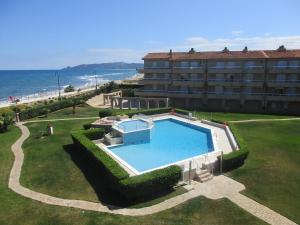 埃斯塔蒂特Argonavis B1-2A的享有酒店高空的景致,设有游泳池和海洋