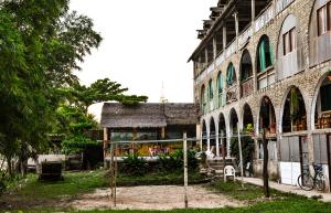 鲁雷纳瓦克Lobo Hostel - Rurrenabaque的前面有栅栏的建筑