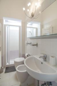 米兰马瑞提那Appartamenti Federica的白色的浴室设有水槽和卫生间。