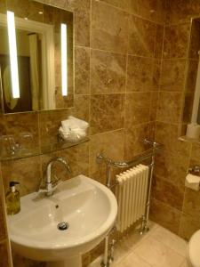 Parkend狄恩菲尔德酒店的一间带水槽和镜子的浴室