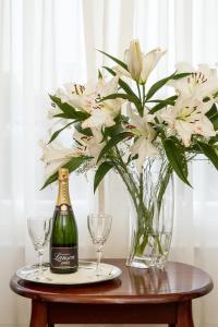 卡迪夫林肯之家私人酒店的一张桌子,上面放着一瓶香槟和花瓶