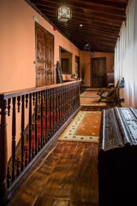 拉奥罗塔瓦拉奥罗塔瓦乡村酒店的房屋的走廊,有木栏杆