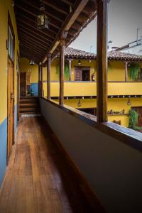 拉奥罗塔瓦拉奥罗塔瓦乡村酒店的一条空的走廊,房子有黄色的墙壁和木地板