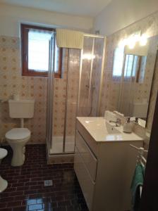 豪斯地区圣雅各布Ferienwohnungen am Lift 2的浴室配有卫生间、盥洗盆和淋浴。