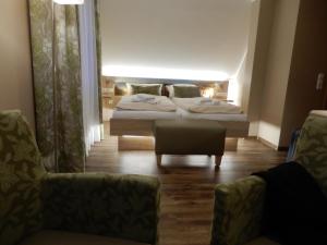 诺德代希艾姆哈丰酒店的酒店客房,配有两张床和椅子