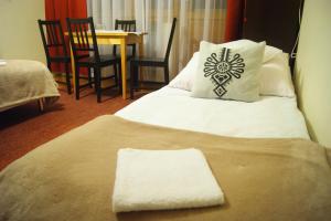 尤格Pokoje Gościnne Maria的酒店客房,配有一张带枕头的床,上面有阳光