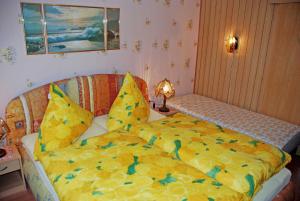 SehlenFerienwohnung Sehlen auf Ruegen的一间卧室配有一张黄色棉被的床