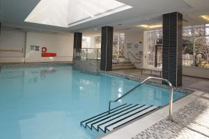 米西索加Platinum Suites Furnished Executive Suites的大楼内带楼梯的大型游泳池