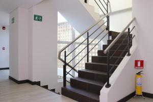 恩维加多Arame Hotel的建筑中带有黑白栏杆的楼梯