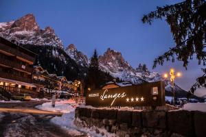 圣马蒂诺-迪卡斯特罗扎Residence Langes的山中在雪中过夜的酒店
