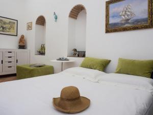 阿特拉尼Casa Almagio - Atrani Amalfi coast - terrace & seaview的一间卧室配有两张床,床上有一顶帽子