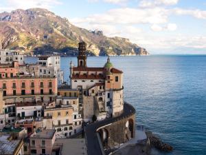 阿特拉尼Casa Almagio - Atrani Amalfi coast - terrace & seaview的水边小镇的空中景观