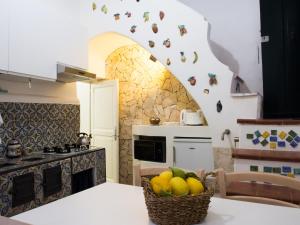 阿特拉尼Casa Almagio - Atrani Amalfi coast - terrace & seaview的厨房在柜台上摆放着一篮水果