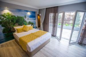 安卡拉Double Bond Hotel Spa的一间卧室配有一张带黄色床单和窗户的床。