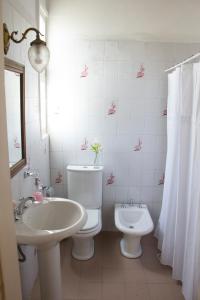 圣拉斐尔Divina Casona Posada Boutique的浴室配有卫生间、坐浴盆和盥洗盆。