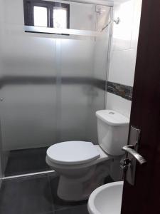 圣安娜Los Cardenales的白色的浴室设有卫生间和水槽。