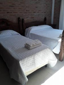 圣安娜Los Cardenales的卧室内的两张床和毛巾