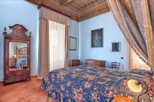 瓦达Villa Graziani的一间卧室设有一张大床和一个大镜子