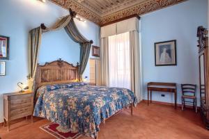 瓦达Villa Graziani的一间卧室配有一张带天蓬的床