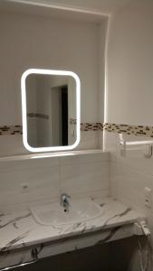 布劳施泰因Blue River Side的白色的浴室设有水槽和镜子