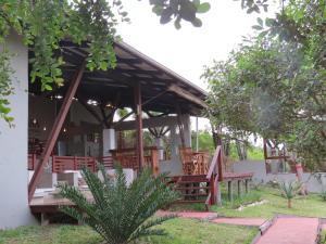希登盖莱Naara Eco Lodge & Spa的花园内带木凳和桌子的凉亭
