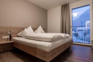 圣加伦基希Appartements Ausblick的一间卧室设有一张床和一个大窗户