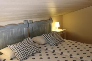 巴达洛纳Casablanca的一间卧室配有一张带两个枕头的床