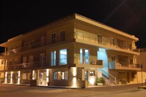 Antirrio安提里奥酒店的一座大建筑,晚上灯亮