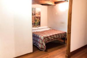 都灵Mono Verde的一间小卧室,卧室内配有一张床铺