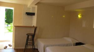 莫城阿克斯特尔酒店的一间设有两张床的房间,里面设有凳子