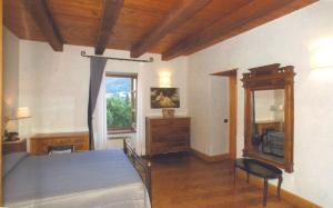 莫拉诺卡拉布罗Villa San Domenico的一间卧室配有蓝色的床和镜子