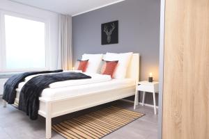 伍珀塔尔一步通全市度假屋&花园的卧室配有白色的床和窗户。