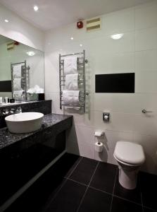 拉夫堡Quorn Country Hotel的浴室配有白色卫生间和盥洗盆。