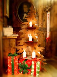 圣皮埃尔Hotel Chalet La Meridiana的一间提供礼物、蜡烛和圣诞树的房间